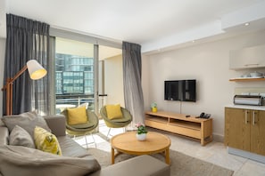 Klassieke studio | Woonruimte | Een 32-inch flatscreentelevisie met kabelzenders en een televisie