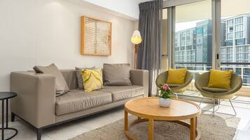 Classic Studio | Living area | 32-inch flat-screen TV with cable channels, TV, Netflix