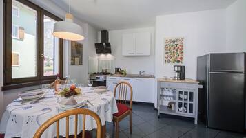 Frigorifero, microonde, forno, piano cottura