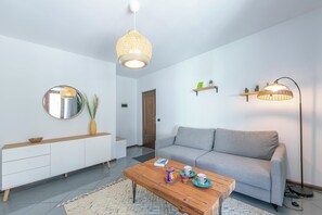 Apartamento família, vários quartos (The Rock View) | Área de estar | TV