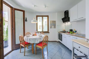 Family Apartment, Multiple Bedrooms (The Rock View) | Private kitchen | Fridge, microwave, oven, stovetop - The Rock View (Arco)
