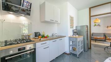 Frigorifero, microonde, forno, piano cottura