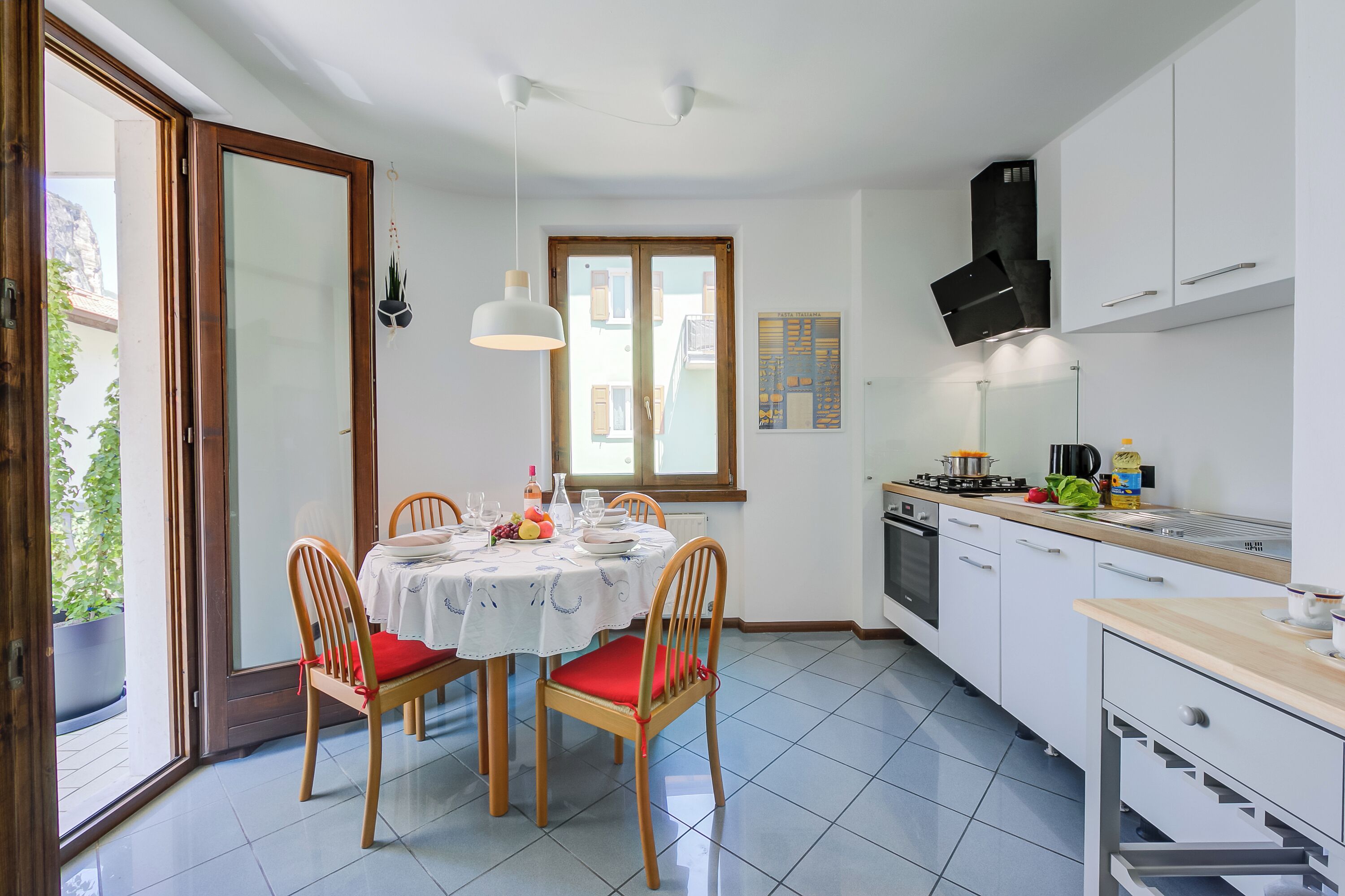 Een koelkast, een magnetron, een oven, een kookplaat