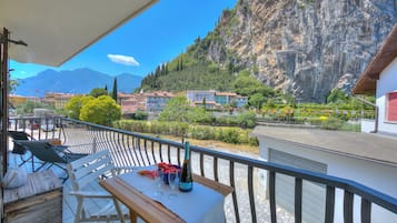 Apartemen Keluarga, beberapa kamar (The Rock View) | Tempat makan outdoor