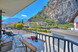 Family Apartment, Multiple Bedrooms (The Rock View) | Outdoor dining