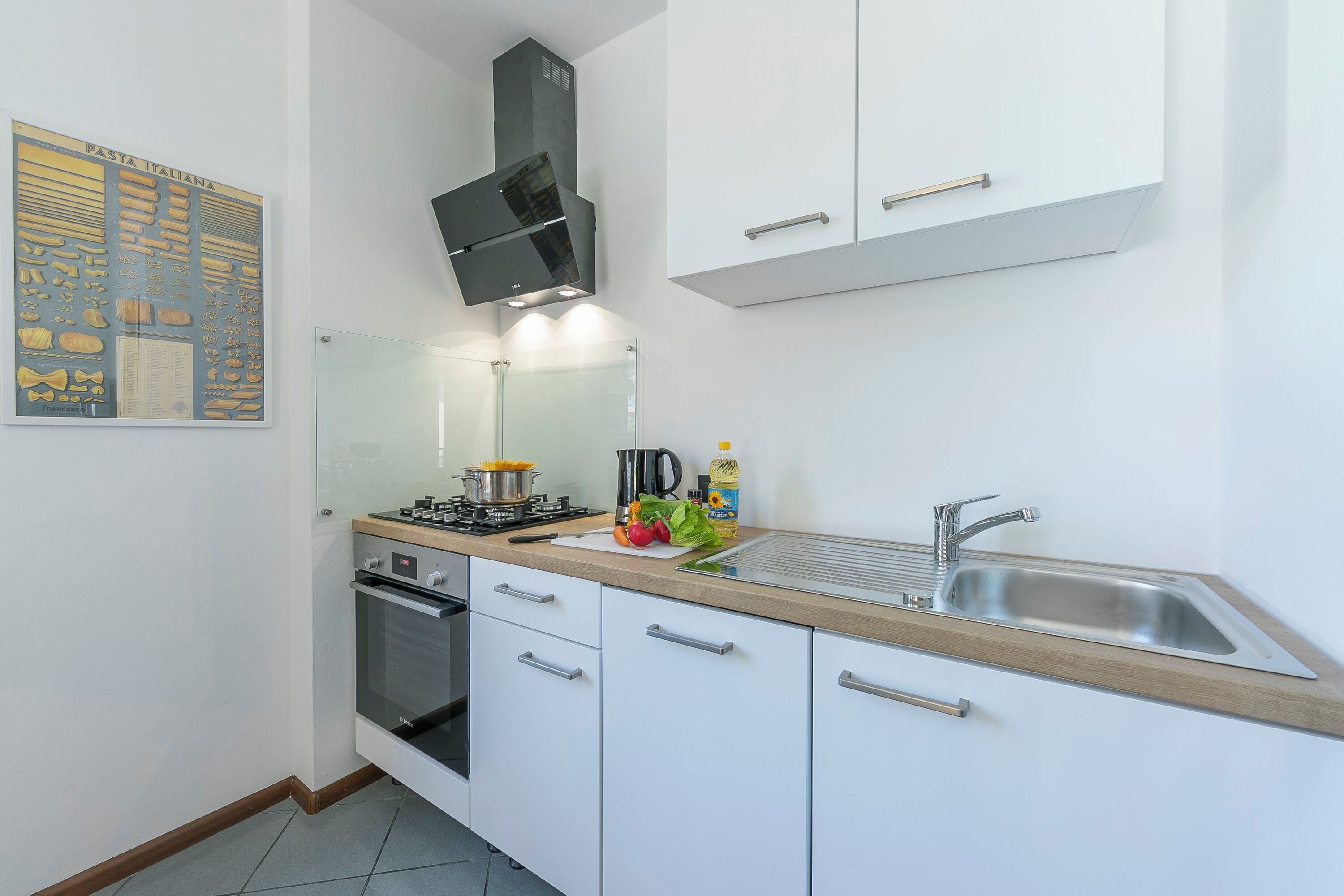 Appartamento familiare, camere multiple (The Rock View) | Cucina privata | Frigorifero, microonde, forno, piano cottura