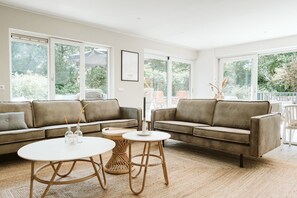 TV, filmbibliotek og stereoanlegg