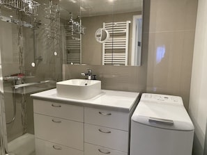 Shower, hair dryer, towels, toilet paper - Air-conditioned, beach and city center (Cannes)