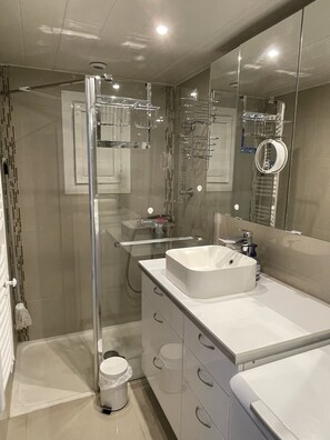 Dusche, Haartrockner, Handtücher, Toilettenpapier
