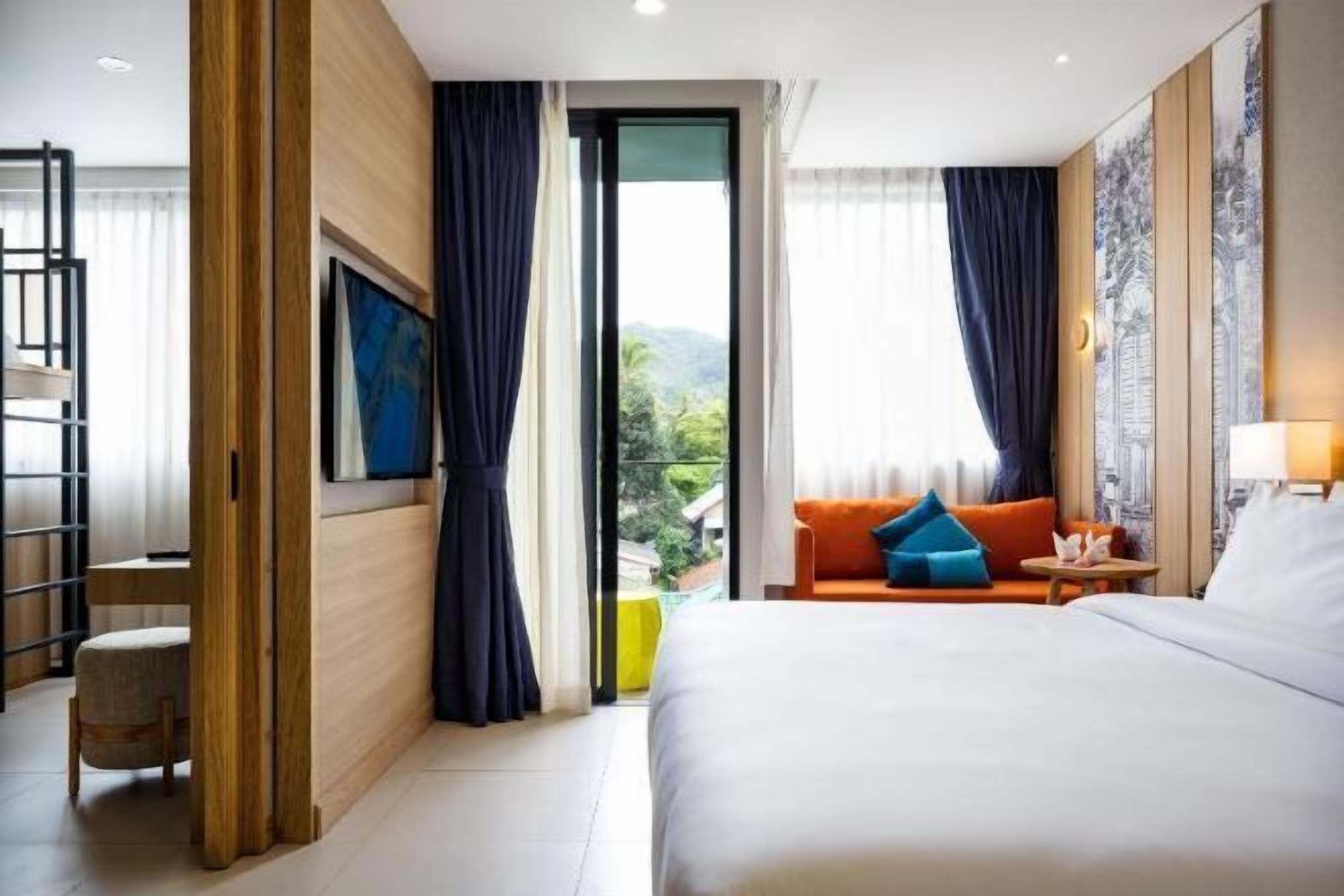 خزنة داخل الغرفة ومساحة عمل للكمبيوتر المحمول وستائر تعتيم