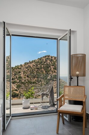 Appartement, uitzicht op bergen | Luxe beddengoed, een bureau, een laptopwerkplek, geluiddichte muren
