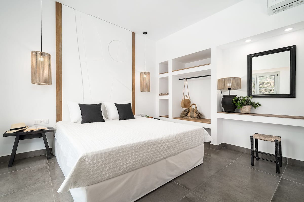 1 slaapkamer, luxe beddengoed, een bureau, een laptopwerkplek