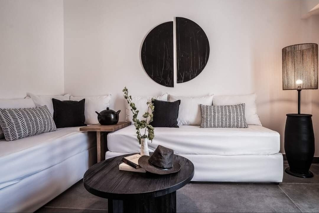 Maisonette with Sea View | Coin séjour | Télévision à écran plat