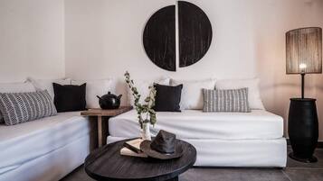 Maisonette with Sea View | Coin séjour | Télévision à écran plat