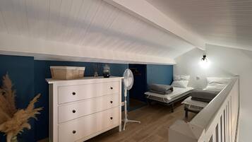 2 slaapkamers, een strijkplank/strijkijzer, reisbedje, gratis wifi