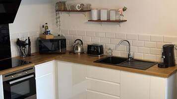 Réfrigérateur, micro-ondes, four, plaque de cuisson