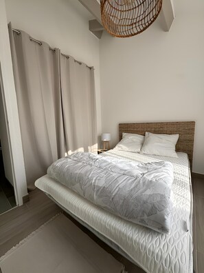 2 habitaciones, tabla de planchar con plancha y cuna de viaje