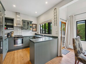 Geladeira, micro-ondas, lava-louças, torradeira