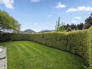 Property grounds - Kokomea House - Wanaka Holiday Home (Wanaka)