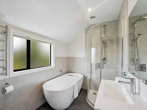 Bathtub, hair dryer - Kokomea House - Wanaka Holiday Home (Wanaka)