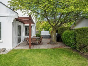 Outdoor dining - Kokomea House - Wanaka Holiday Home (Wanaka)