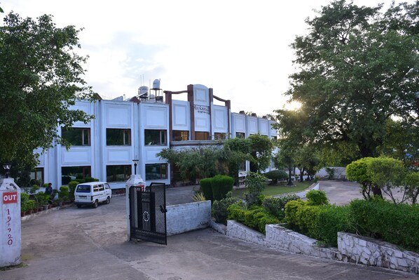 Vista frontal de la propiedad