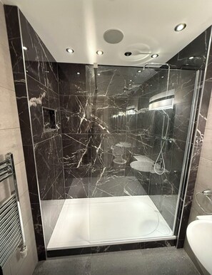 Combined shower/bathtub, hair dryer, towels, soap