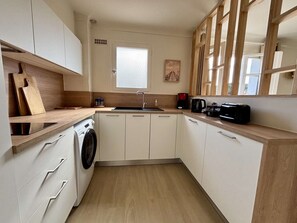 Fridge, microwave, stovetop, coffee/tea maker
