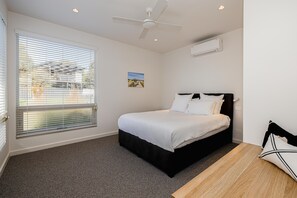 4 bedrooms, iron/ironing board, internet, bed sheets