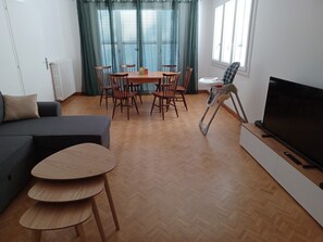 Smart-tv, een videogameconsole en een printer