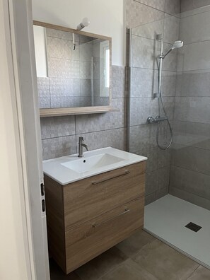 Dusche, Haartrockner, Handtücher, Seife