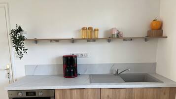 Réfrigérateur, micro-ondes, four, plaque de cuisson