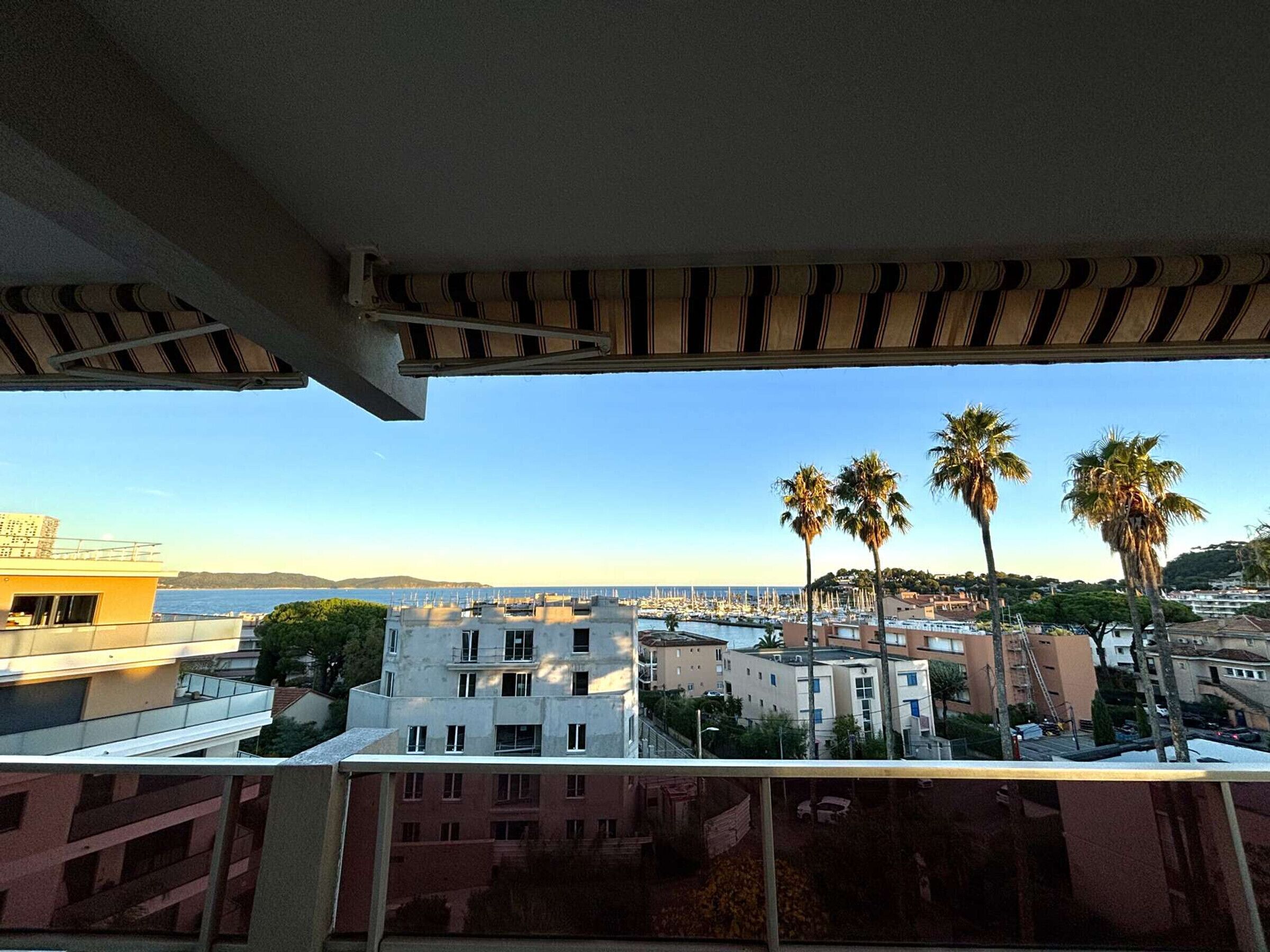 Ein Balkon mit Blick auf einen Jachthafen und Gebäude.