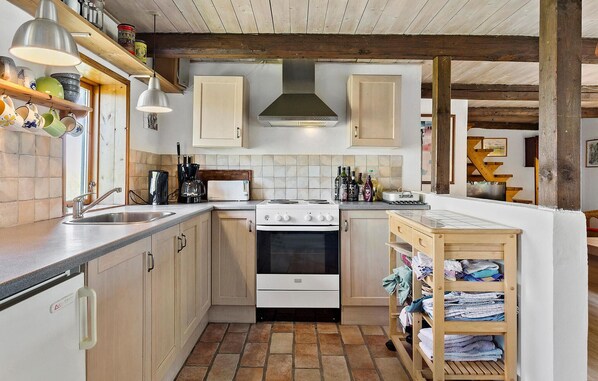 Frigorífico, microondas, placa de cocina y utensilios de cocina