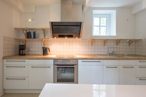 Réfrigérateur, four, plaque de cuisson, lave-vaisselle