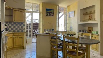 Réfrigérateur, micro-ondes, lave-vaisselle