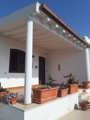 Exterior - Villa Aliaksandra swimming pool and garden in Tricase Porto. In front of the sea (Tricase Porto)