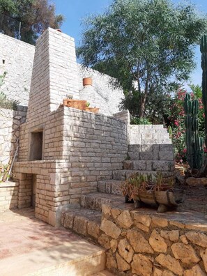 Property grounds - Villa Aliaksandra swimming pool and garden in Tricase Porto. In front of the sea (Tricase Porto)