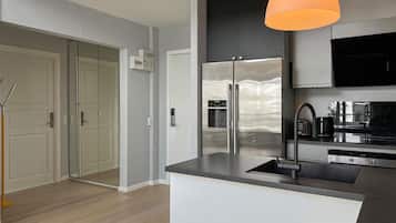 Fridge, stovetop, dishwasher