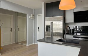 Fridge, stovetop, dishwasher, cookware/dishes/utensils