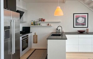 Fridge, stovetop, dishwasher