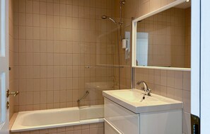 Combined shower/tub
