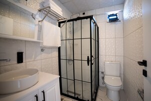 Junior Süit, Balkon, Deniz Manzaralı | Banyo | Duş, saç kurutma makinesi, havlu 