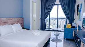 Individually furnished, desk, laptop workspace, iron/ironing board - Imperio Residence by Perfect Host (Malacca City)