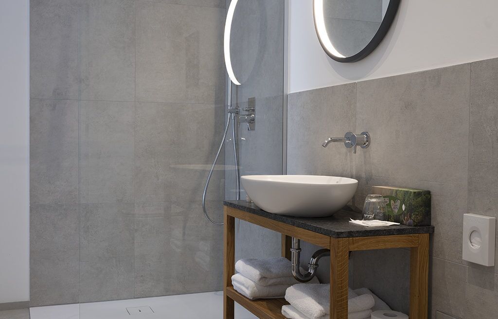 Standard-Suite | Badezimmer | Dusche, kostenlose Toilettenartikel, Haartrockner, Bademäntel