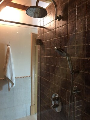 Baignoire, serviettes fournies, papier de toilette