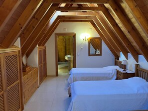 4 bedrooms, desk, travel cot, free WiFi