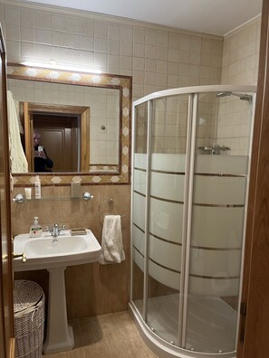 Bathtub, towels, toilet paper