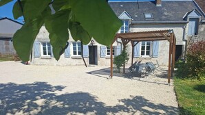 Outdoor dining - Self catering accomodation CHEZ GERARD, CHAUMONT sur LOIRE, ideal for a family or group of friends (Chaumont sur loire)