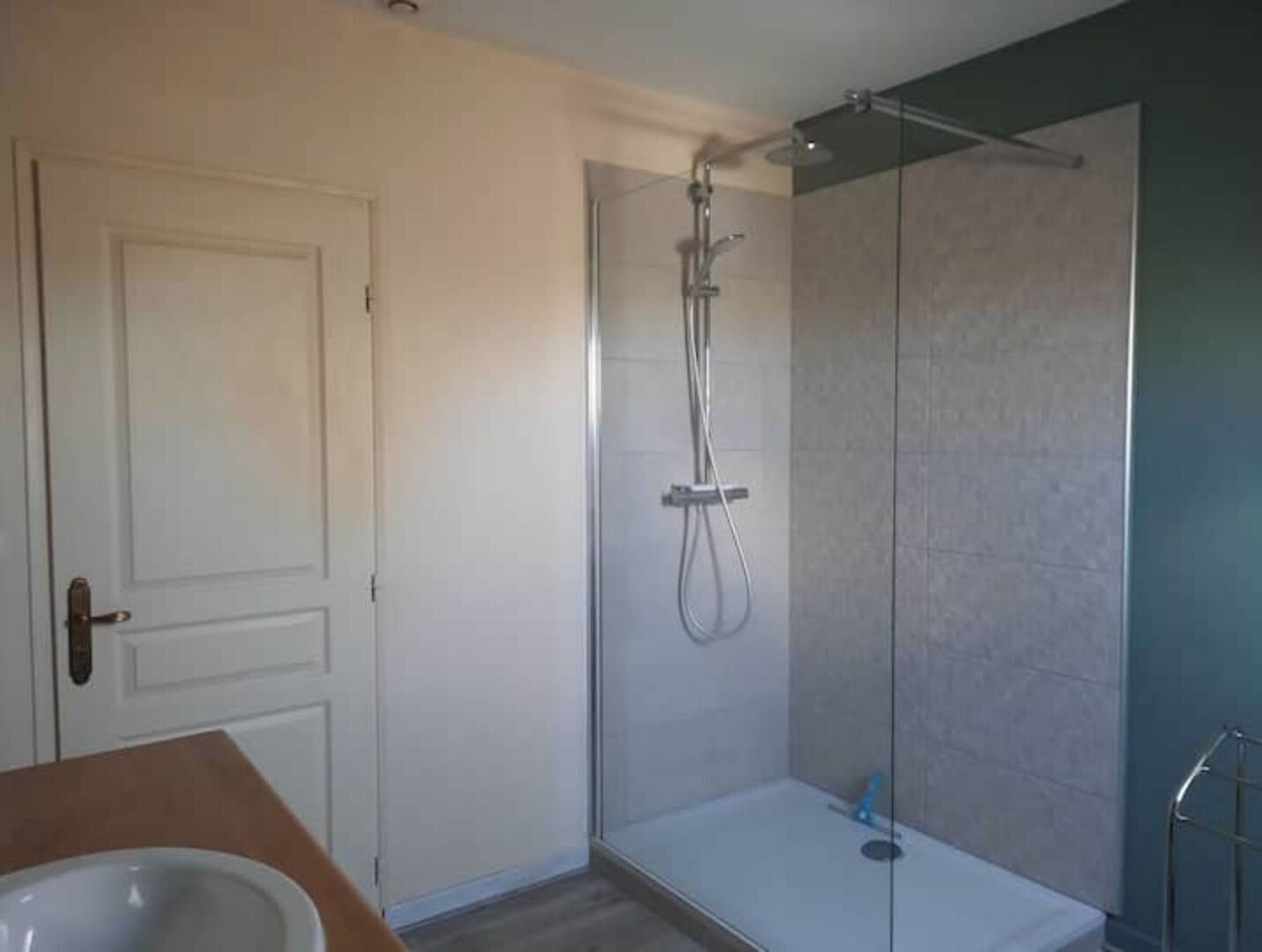 Un baño con ducha, inodoro y lavabo.